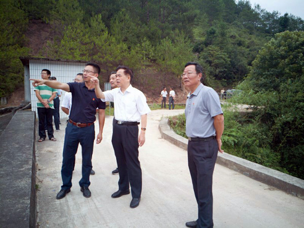 朱昌賢、劉萬年一行到嵩溪鎮檢查水庫山塘