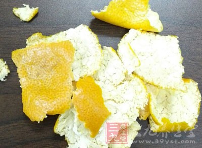 小妙方：吃完的桔子皮3-5個，放入盆里加開水泡2分鐘