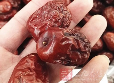 選紅棗10顆，黑木耳15克，冰糖適量