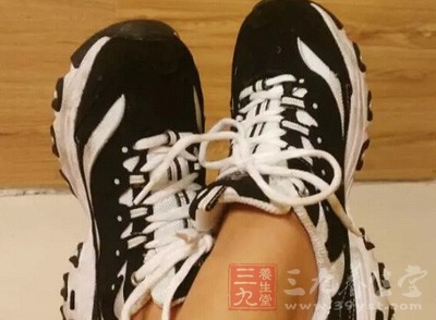 如果手腳沒有受到壓迫而出現(xiàn)經(jīng)常性的麻木的話，就要想想是否是糖尿病引起的