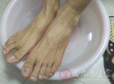 睡前半小時進行泡腳按摩對身體也是有好處的