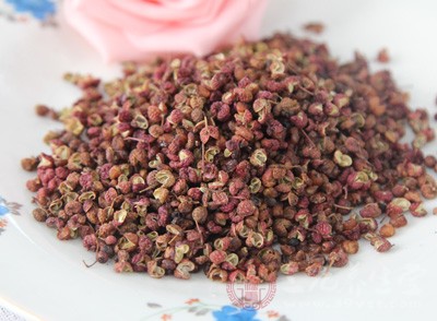 在水里加上花椒泡腳