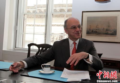 近日，英中貿易協會主席、怡和集團執行董事詹姆斯·沙遜勛爵接受<a target='_blank'  _fcksavedurl='http://www.chinanews.com/'>中新社</a>記者專訪。他表示，今天的香港，超出了20年前人們的期望。<a target='_blank'  _fcksavedurl='http://www.chinanews.com/'>中新社</a>記者 周兆軍 攝